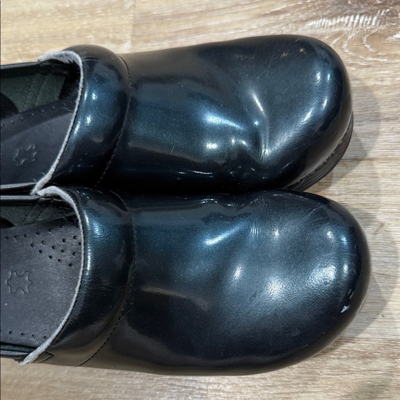 Dansko Size 39 Glossy Green Women's Clogs - Picture 9 of 12